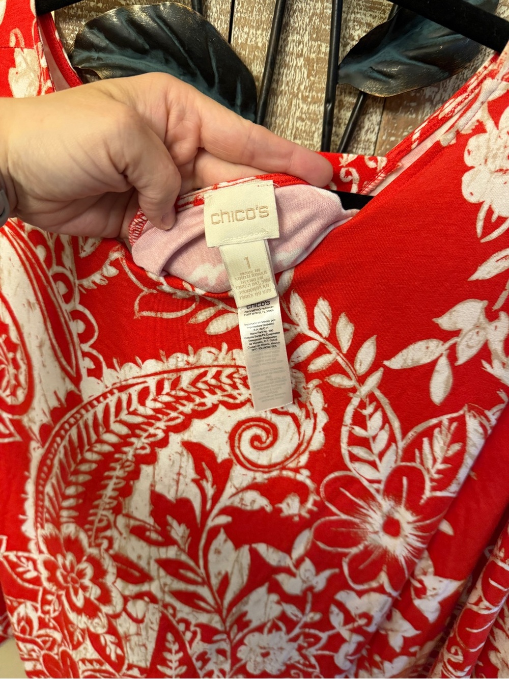 Chico’s Red White Paisley Boho Kimono Sleeve Top Size 1 EUC - Picture 3 of 6